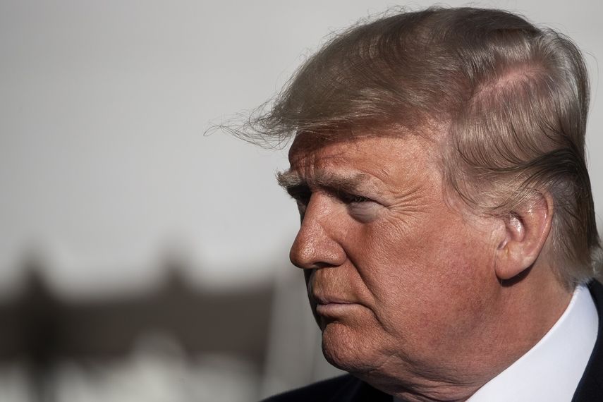El presidente Donald Trump habla con los reporteros antes de abordar un helic&oacute;ptero, en la Casa Blanca, Washington, el s&aacute;bado 7 de diciembre de 2019.
