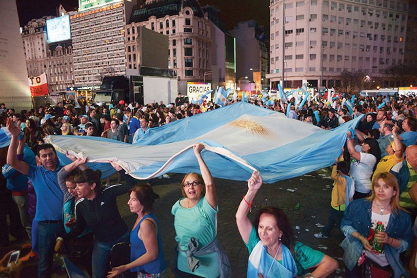 Militantes de Cambiemos celebran la victoria de Mauricio Macri. (EFE)
