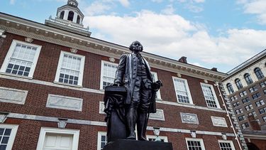 Independence Hall, donde yace una estatua de George Washington, primer presidente de Estados Unidos.