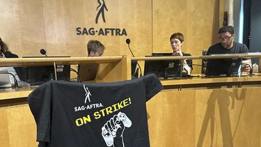Miembros del comité de SAG-AFTRA y miembros de la junta directiva se reúnen para una conferencia de prensa en la sede de SAG-AFTRA en Los Ángeles el jueves 25 de julio de 2024. Los artistas de videojuegos de Hollywood votaron a favor de ir a huelga, después de que fracasaran las negociaciones de un nuevo contrato con los principales estudios de juegos que incluya protecciones ante la inteligencia artificial.