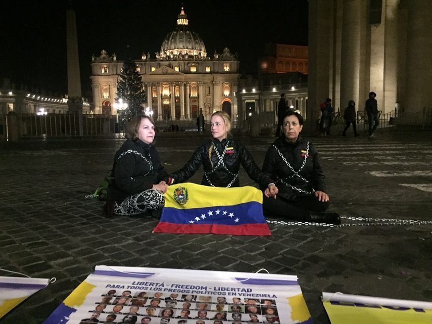 De izquierda a derecha: Mitzy Capriles, Lilian Tintori y Antonieta Mendoza, encadenadas frente al Vaticano, exigen inmediata libertad para los presos políticos en Venezuela.