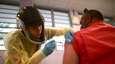 Personal médico aplica la vacuna de Moderna contra el coronavirus a un paciente en la Escuela Primaria Maria Simmons en Vieques, Puerto Rico, el 10 de marzo de 2021.