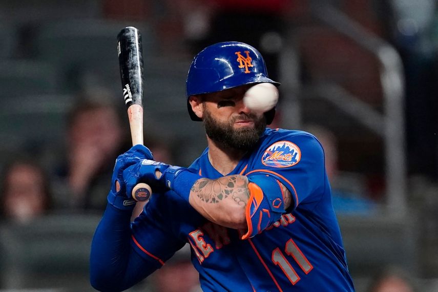 Kevin Pillar, de los Mets de Nueva York, recibe un pelotazo en el rostro a lanzamiento de Jacob Webb, en la séptima entrada del juego ante los Bravos de Atlanta, el lunes 17 de mayo de 2021, en Atlanta.&nbsp;