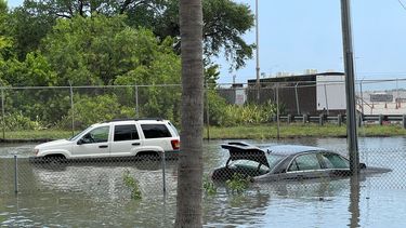 Vehículos sumergidos en Fort Lauderdale.