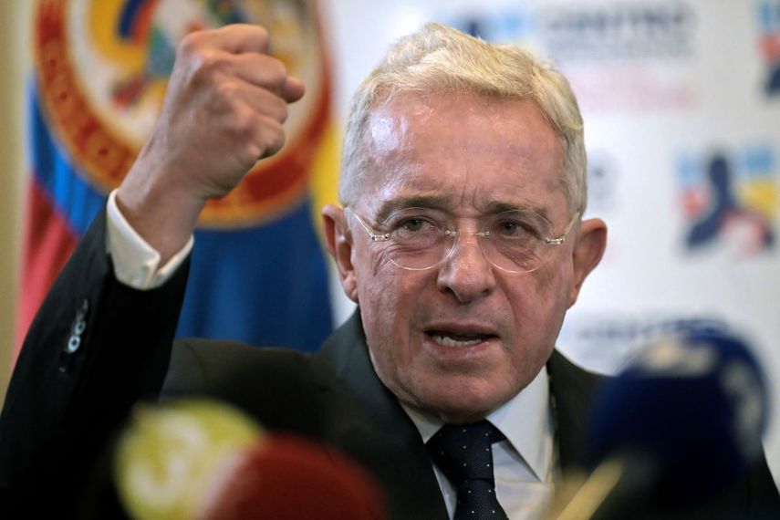El expresidente colombiano (2002-2010) Álvaro Uribe gesticula mientras habla durante una conferencia de prensa tras declarar sobre la masacre de 1997 en la Fiscalía General de la Nación en Bogotá, el 27 de noviembre de 2023.&nbsp;
