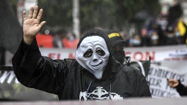 Vestidos de negro, unos 700 comerciantes afectados por las restricciones impuestas por la pandemia protestaron este jueves en Bogotá&nbsp;