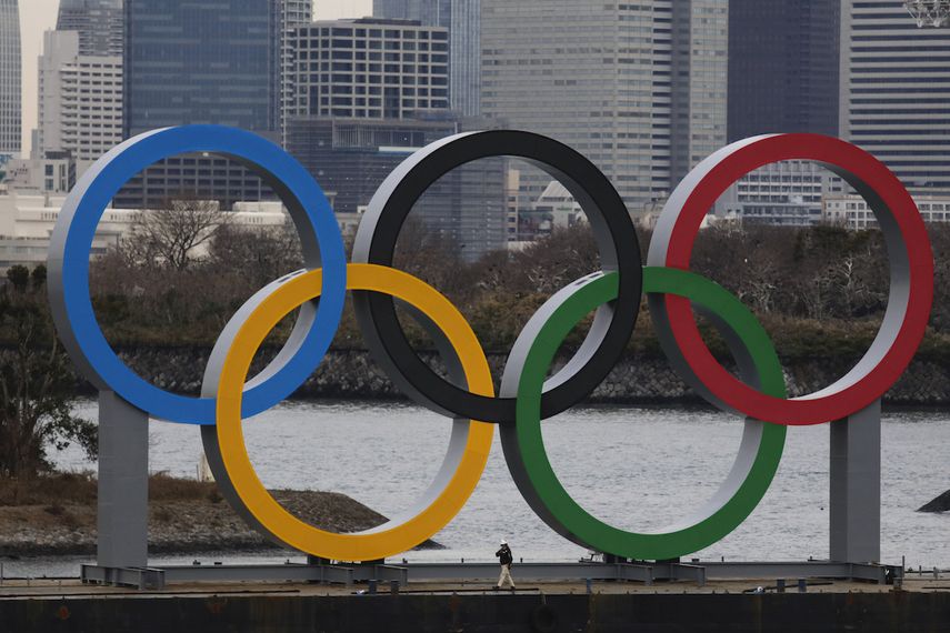 Los Anillos Olímpicos entran en una balsa a la bahía de Tokio, viernes 17 de enero de 2020, donde permanecerán hasta el final de los Juegos Olímpicos.&nbsp;