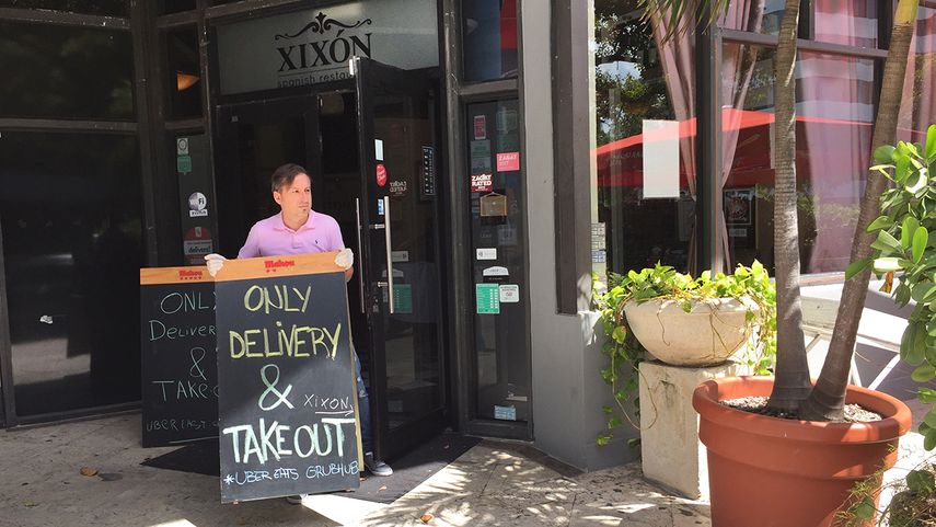 Populares restaurantes cono Xix&oacute;n, en Coral, colocan el cartel de &ldquo;solo compra y entrega a domicilio&rdquo;, mientras otros desplazan sus sillas y mesas a un lado.&nbsp;