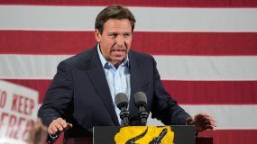 El gobernador republicano de Florida, Ron DeSantis, habla en Hialeah