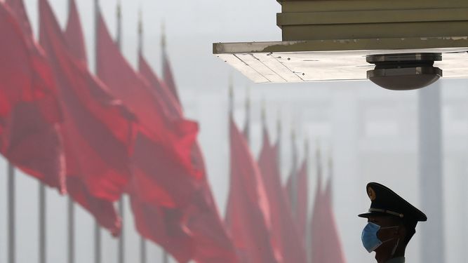 Un miembro de la policía paramilitar china hace guardia cerca de la Plaza de Tiananmen, en Beijing, el 22 de mayo de 2020.
