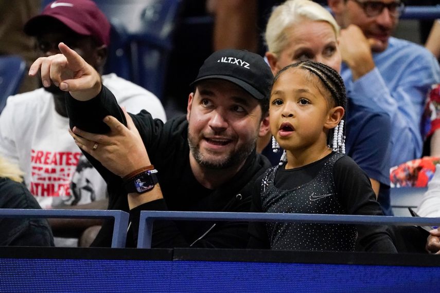 El esposo de Serena Williams, Alexis Ohanian, y su hija, Alexis Olympia Ohanian, durante el partido de la primera ronda del US Open contra Danka Kovinic, el lunes 29 de agosto de 2022 en Nueva York.&nbsp;