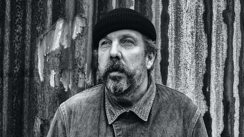 En 1990 public&oacute; remixes muy celebrados de Hallelujah de Happy Mondays y World in motion de New Order, entre otros trabajos. Su notoriedad le llev&oacute; a co-producir el disco Screamadelica de Primal Scream.