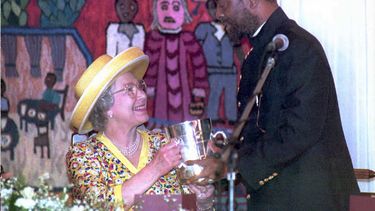 En esta foto de archivo tomada el 25 de marzo de 1995, la reina británica Isabel II (izquierda) admira al rey zulú Goodwill Zwelithini (derecha) mientras le presenta una réplica de una copa que la reina Victoria le dio al rey Cetshwayo en 1882, en un almuerzo ceremonioso en Durban, Sudáfrica.&nbsp; 