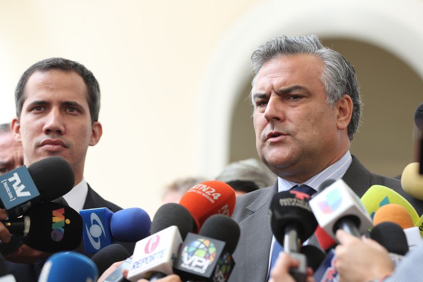 El embajador de España en Venezuela Jesús Silva declara a la prensa junto al presidente encargado del país, Juan Guaidó.
