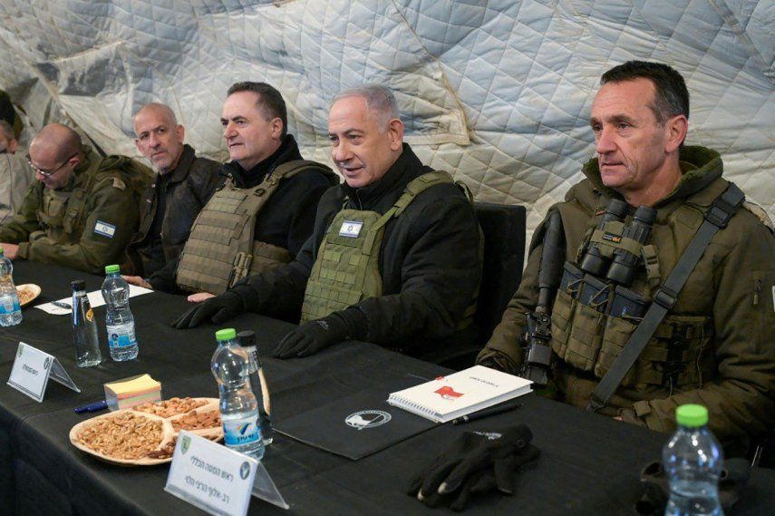 El primer ministro israelí, Benjamin Netanyahu (centro) y al ministro de Defensa, Israel Katz (a la izquierda de Netanyahu), sentados entre el jefe del Estado Mayor del Ejército, Herzi Halevi (derecha); y el jefe del Mossad de Israel, David Barnea, en el Monte Hermón, en los Altos del Golán anexionados, el 17 de diciembre de 2024.