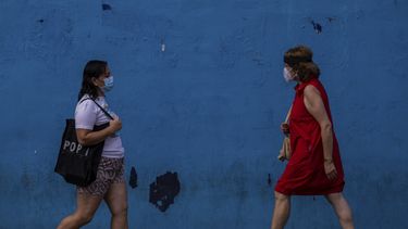 Dos mujeres con mascarillas protectoras contra el coronavirus caminan por el barrio de Vallecas, Madrid, el mi&eacute;rcoles, 16 de septiembre del 2020. El secretario general de la ONU dijo el mi&eacute;rcoles que la pandemia de COVID-19 sigue descontrolada, con el mundo acerc&aacute;ndose a un hito nefasto: 1 mill&oacute;n de muertos por el virus.