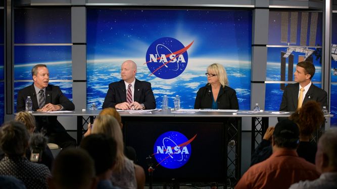 Rick LaBrode (izquierda), director principal de vuelo de Artemis I, habla mientras Judd Frieling (derecha), director de vuelo de ascenso/entrada de Artemis I, Debbie Korth, subgerente del Programa Orion, y Reid Wiseman, astronauta jefe, escuchan en el Centro Espacial Johnson en Houston, Texas.&nbsp;