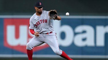 El jugador de las Medias Rojas de Boston Xander Bogaerts atrapa la pelota bateada por el jugador de los Mellizos de Minnesota Luis Arraez en el quinto inning de su juego de béisbol, el 31 de agosto de 2022 en Minneapolis.