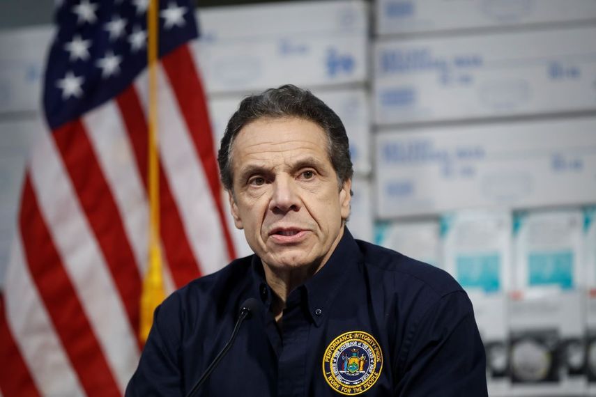 El gobernador de Nueva York, Andrew Cuomo, hace declaraciones durante una conferencia de prensa en la Ciudad de Nueva York frente a suministros médicos en el Centro Jacob Javits que será convertido en hospital temporal para enfrentar el brote de COVID-19, el martes 24 de marzo de 2020. 