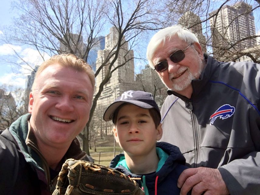 &nbsp; Fotograf&iacute;a del 19 de marzo de 2019 proporcionada por John Pijanowski, izquierda, con su hijo Jack y padre Don Pijanowski en el Central Park de Nueva York. Don falleci&oacute; solo en una sala hospitalaria por causa del coronavirus.&nbsp;