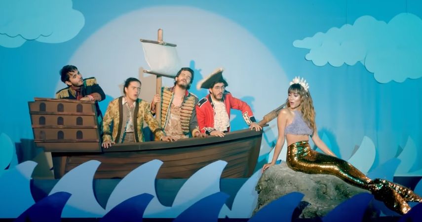 Según Morat, la colaboración con Aitana ha sido muy fácil, se trataba de cantar con alguien muy talentoso: Y a nosotros nos emociona trabajar con artistas tan increíblemente especiales como ella.