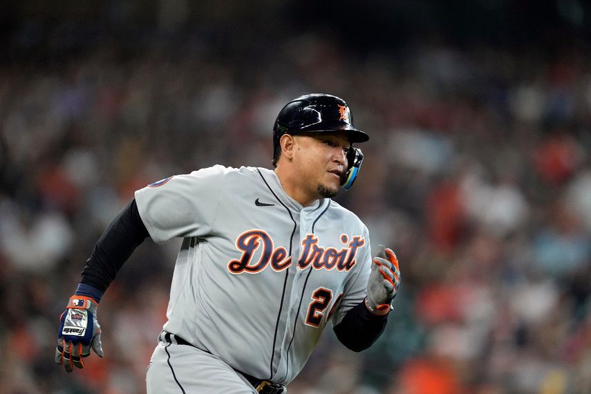El venezolano Miguel Cabrera, de los Tigres de Detroit, recorre las bases tras conectar un doblete en el juego del sábado 7 de mayo de 2022, ante los Astros de Houston. Fue el doblete número 600 en la carrera de Cabrera