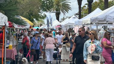 El tradicional Carnaval on the Mile continúa este domingo atrayendo a cientos de visitantes en Coral Gables.
