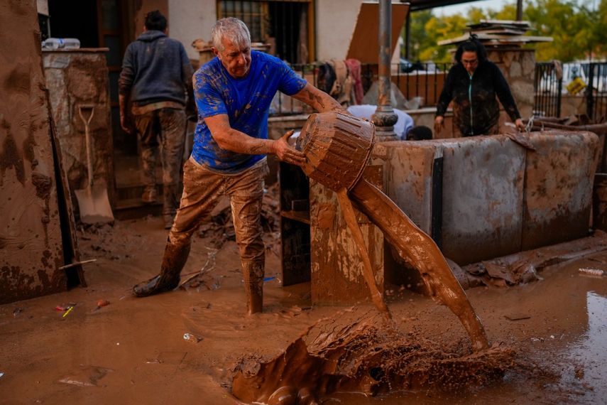 n hombre limpia su casa afectada por inundaciones en Utiel, España. 