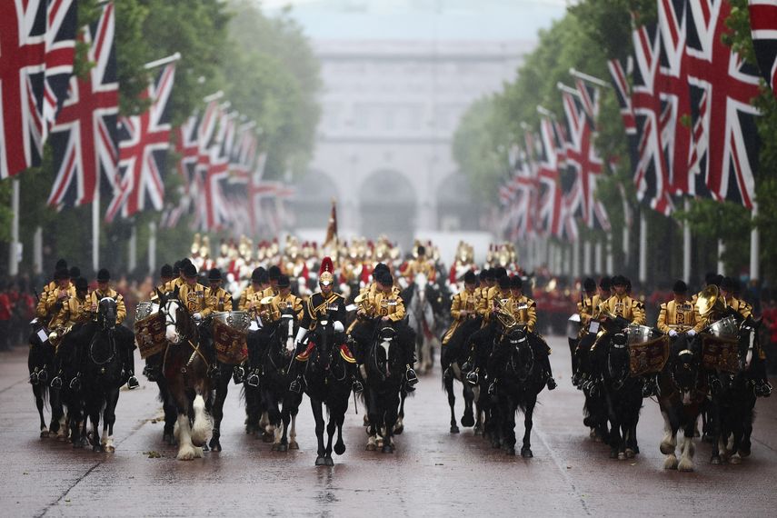 La Banda de la Caballería Real regresa, a lo largo de la avenida Mall hacia el Palacio de Buckingham, después del Desfile del Cumpleaños del Rey, Trooping the Colour, en Londres, el 15 de junio de 2024.