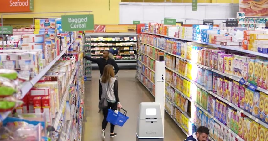 Los robots están en los pasillos de la tienda.&nbsp;