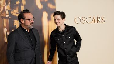 James Mangold y Timothee Chalamet en la cena de los nominados a los 97º premios Óscar en el Museo de la Academia de Artes y Ciencias Cinematográficas el martes 25 de febrero de 2025.