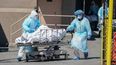 Personal de salud trasladan los cad&aacute;veres a un cami&oacute;n de refrigeraci&oacute;n que sirve como morgue temporal en el Hospital Wyckoff en el distrito de Brooklyn, el 6 de abril de 2020 en Nueva York.
