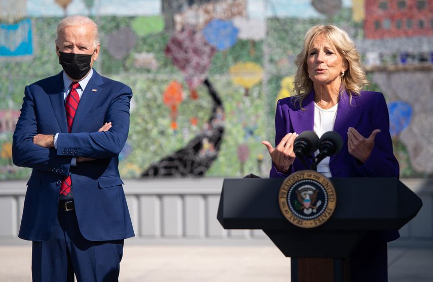 La primera dama Jill Biden (derecha) habla junto con el presidente de los Estados Unidos, Joe Biden, sobre las protecciones contra el coronavirus en las escuelas durante una visita a la escuela secundaria Brookland en Washington, DC, el 10 de septiembre de 2021.