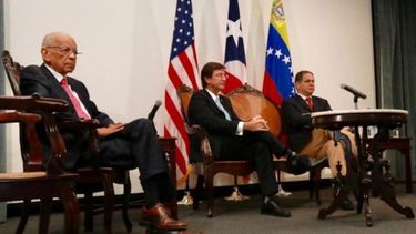 De izquierda a derecha: el exjuez Juan R. Melecio, el secretario de Estado de Puerto Rico, Luis Rivera Marín, y el diputado venezolano Luis Florido.