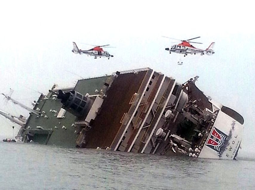 Labores de rescate de los pasajeros de un buque que naufragó en aguas próximas a la isla Jindo (Corea del Sur). (AP)
