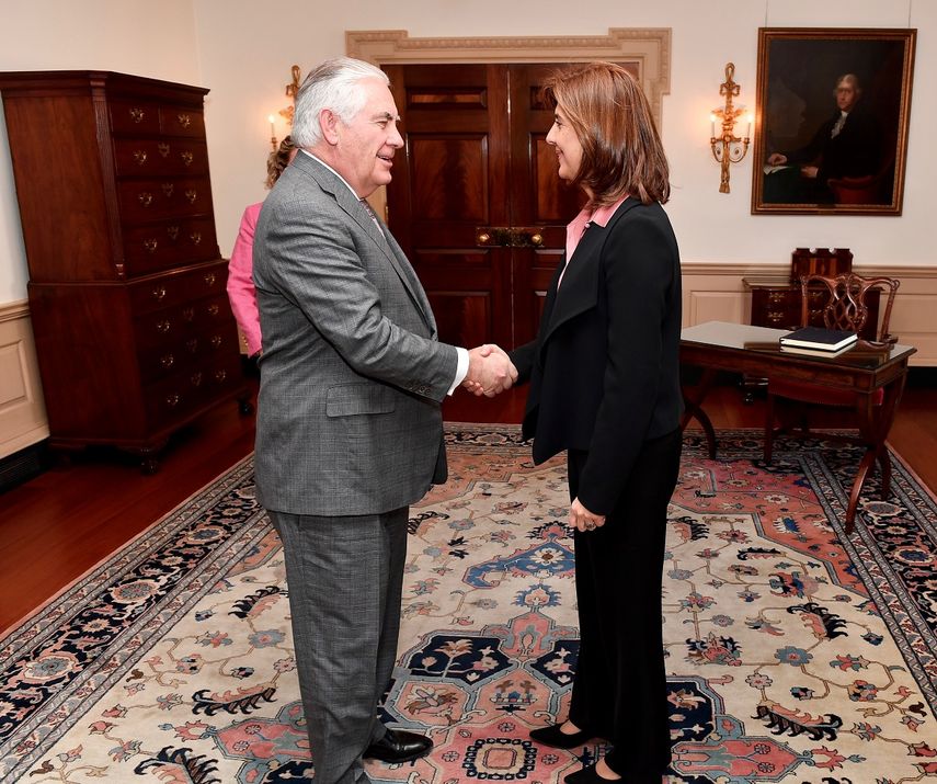 La canciller de Colombia María Angela Holguín reunida con el Secretario de Estado Rex Tillerson el 20NOV17 en Washington.&nbsp;