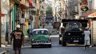 Personas caminan por una calle en la ciudad de La Habana, Cuba.