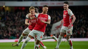 Ben White (primer plano) celebra tras anotar el segundo gol de Arsenal ante Chelsea en el partido de la Liga Premier, el martes 23 de abril de 2024.