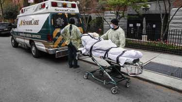 En imagen de archivo del 17 de abril de 2020, un paciente es trasladado en una camilla afuera del Centro de Salud Cobble Hill por personal m&eacute;dico de emergencias en Brooklyn, Nueva York.&nbsp;