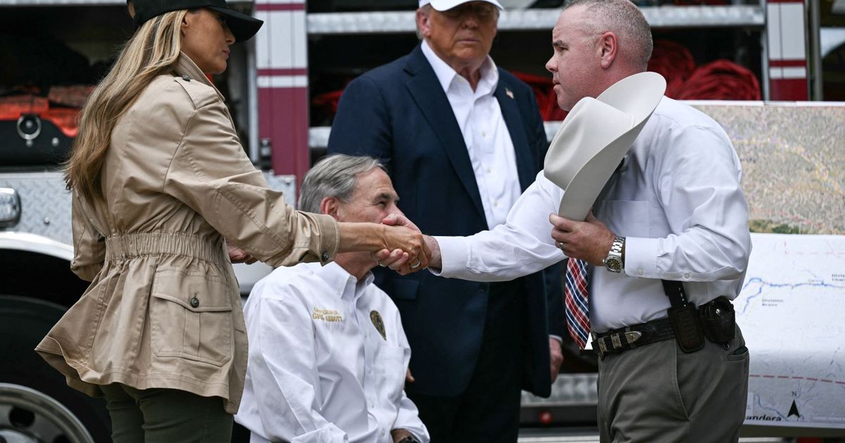 Trump visita zonas devastadas en Texas y habla con familias y sobrevivientes