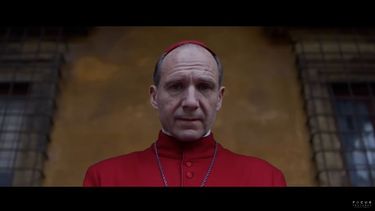 El actor Ralph Fiennes en una escena de la película Cónclave.