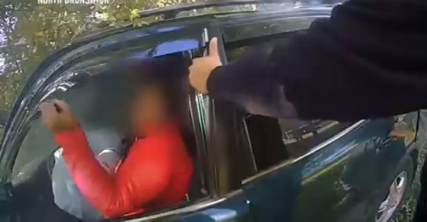 Buscó un objeto cortante y con ello liberó a la mujer del cinturón de seguridad.