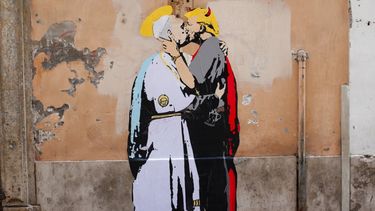 La obra está firmada por TVBoy, que se cree es el apodo del artista callejero italiano Salvatore Benintende.