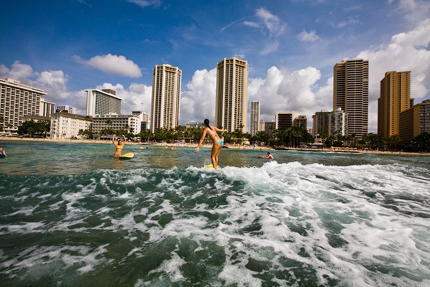 La playa de Waikiki engalana a la ciudad de Honolulu. (dpa)