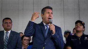 Falcón, que forma parte de la Mesa de la Unidad Democrática (MUD), negó haber firmado el acuerdo de la coalición en el que anunciaron que no participarían en las elecciones.