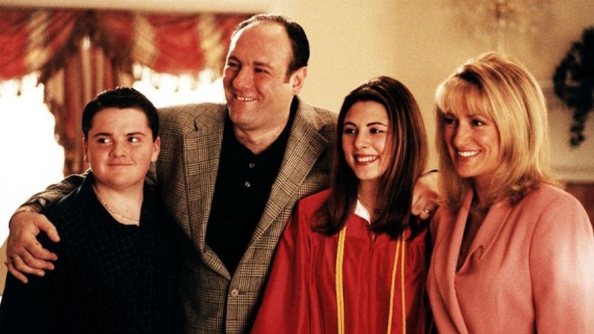 Los Soprano, que se emitió entre 1999 y 2007, recibió el favor de la crítica mundial y fue galardonada con veintiún Premios Emmy y cinco Globos de Oro.&nbsp;