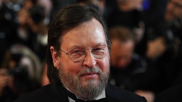 El director danés Lars Von Trier posa a su llegada el 14 de mayo de 2018 para la proyección de la película The House that Jack Built en la 71ª edición del Festival de Cine de Cannes, en Cannes, en el sur de Francia.