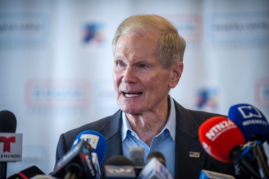 El senador demócrata estadounidense Bill Nelson habla durante una rueda de prensa.