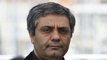 El director iraní Mohammad Rasoulof posa el 19 de mayo de 2017 durante una sesión fotográfica de la película Lerd (Un hombre de integridad) en la 70ª edición del Festival de Cine de Cannes en Cannes, sur de Francia. &nbsp; &nbsp;