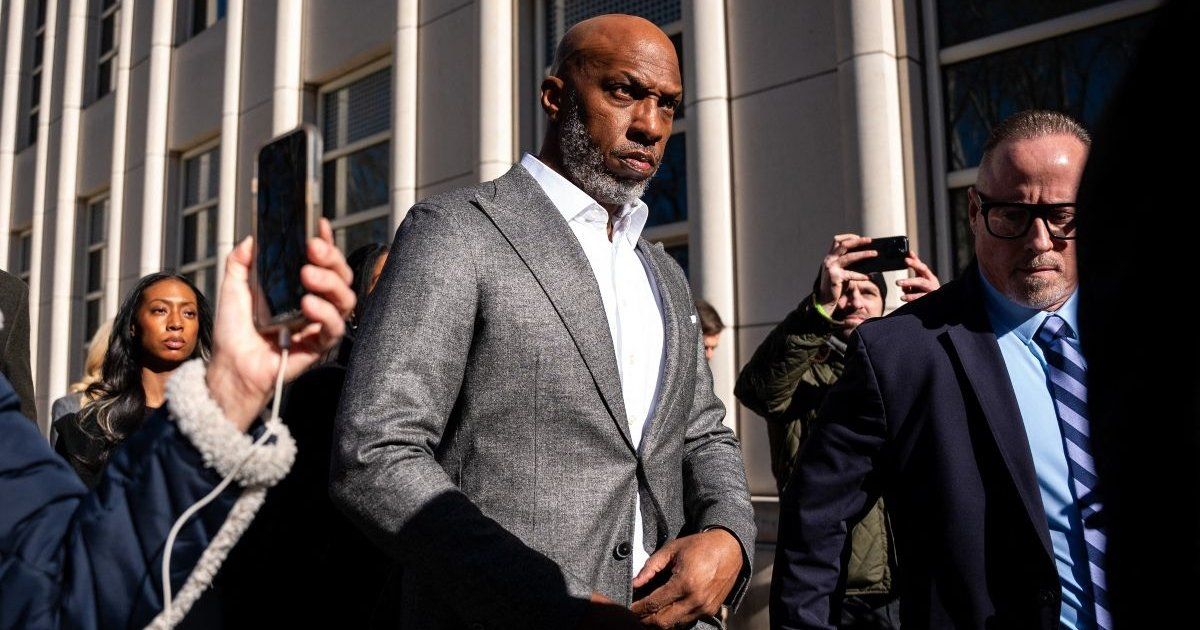 Entrenador de la NBA niega cargos por trama de apuestas vinculada a la mafia